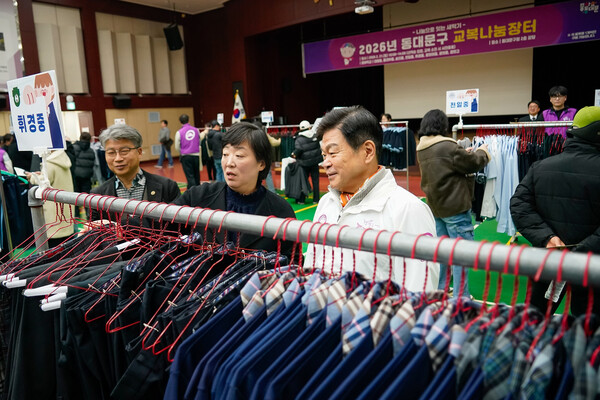 ▲ 교복 나눔에 대해 이야기 나누고 있는 이필형 구청장.