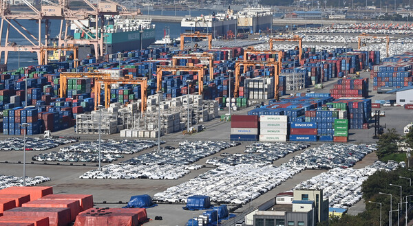 ▲ 경기 평택항에 수출입 컨테이너가 쌓여 있는 모습. /뉴시스