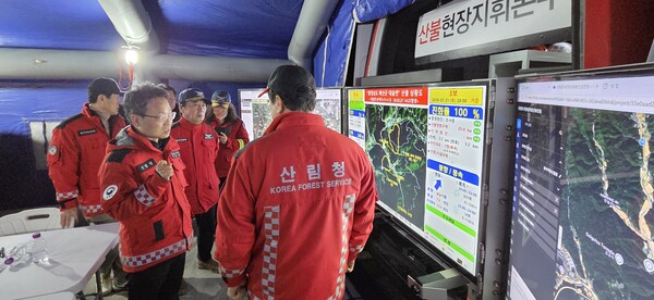 ▲ 박은식 산림청장 직무대리가 충남 예산 대술면 산불현장을 찾아 진압 및 확산 대응체계를 점검하고 있다.(사진=산림청 제공)