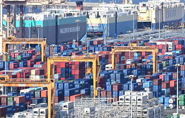 ▲ 경기 평택시 포승읍 평택항에 컨테이너가 쌓여 있는 모습. /뉴시스