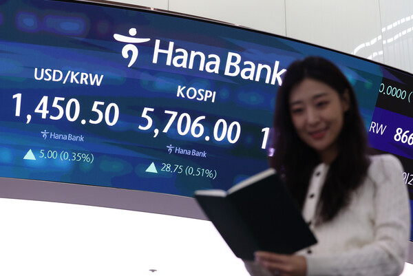 ▲ 서울 중구 하나은행 딜링룸 전광판에 지수가 표시되고 있다. /뉴시스