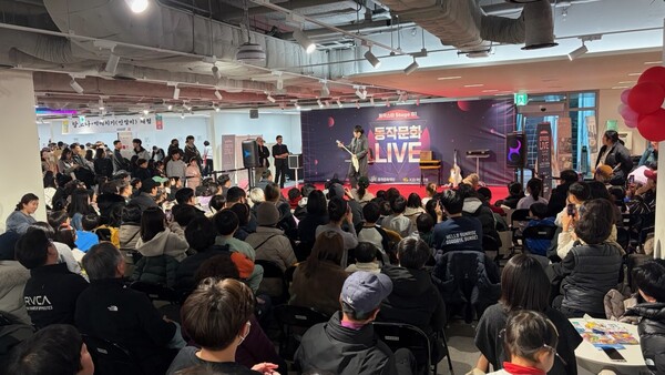 ▲ 지난 14일, 동작구 주민 300명이 동작구청 대강당에서 열린 두바이쫀득쿠키만들기 오픈 클래스에 참여하고 있다.