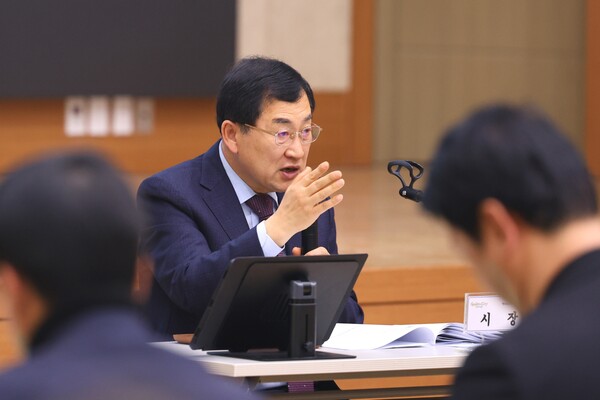 ▲ 주낙영 시장이 23일 오전 청내 알천홀에서 확대간부회의를 주재하며 주요 현안에 대해 발언하고 있다.