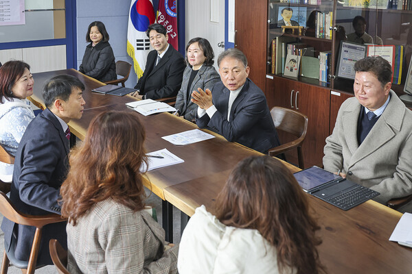 ▲ 교육환경 점검 나선 윤환 계양구청장.