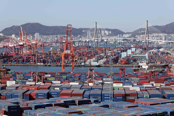 ▲ 부산 남구 신선대(사진 아래) 및 감만(위) 부두 야적장에 수출입 컨테이너가 쌓여 있다. /뉴시스