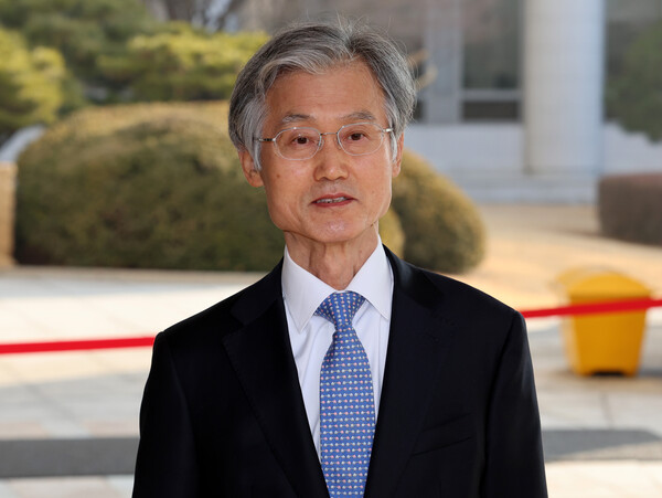 ▲ 조희대 대법원장이 지난 2월 12일 오전 서울 서초구 대법원으로 출근하며 취재진의 질문에 답하고 있다. /뉴시스