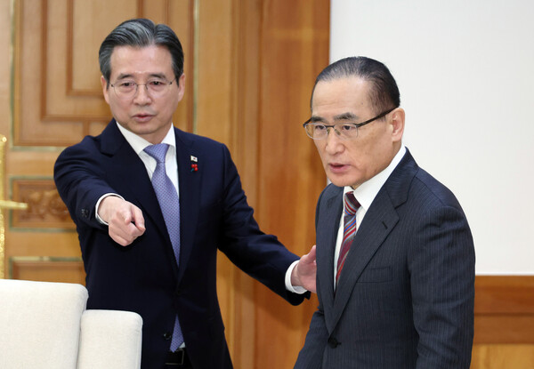 ▲ 김용범 정책실장과 대화하는 위성락 안보실장. /뉴시스