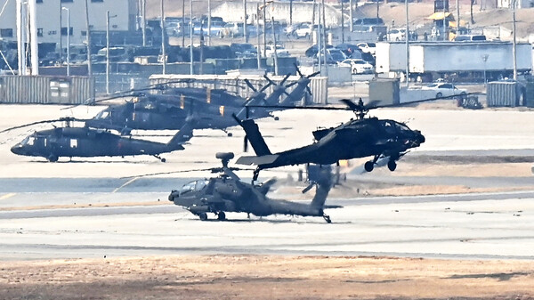 ▲ 한미 연합훈련인 '자유의 방패'(FS·프리덤실드) 연습이 실시된 지난해 3월 10일 경기도 평택시 캠프 험프리스에서 아파치 헬기가 이륙하고 있다. /뉴시스