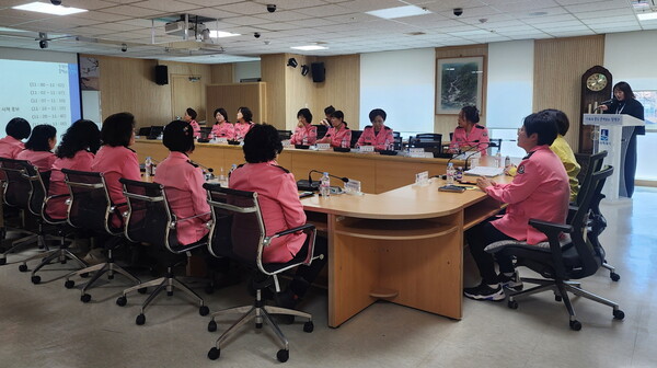 ▲ 수원특례시 팔달구 2026년 여성지원민방위대 첫 정례회의 개최 모습.