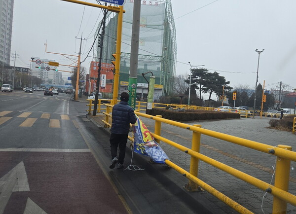 ▲ 불법 광고물 정비 예시.