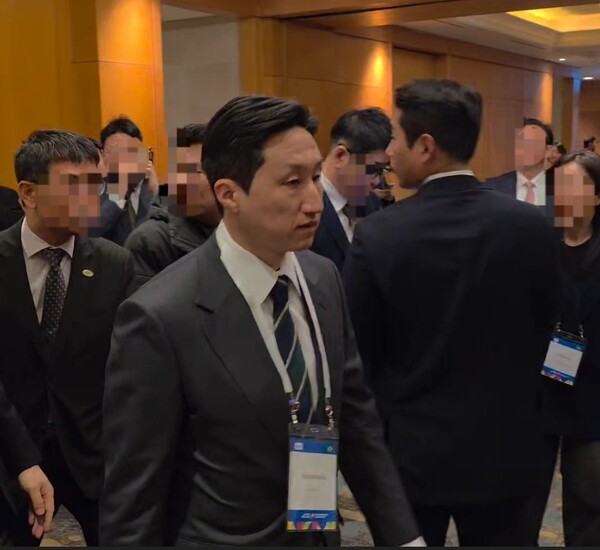 ▲ 정기선 HD현대 회장이 ‘한-브라질 비즈니스 포럼’에 참석하기 위해 행사장에 들어서는 모습. /뉴시스