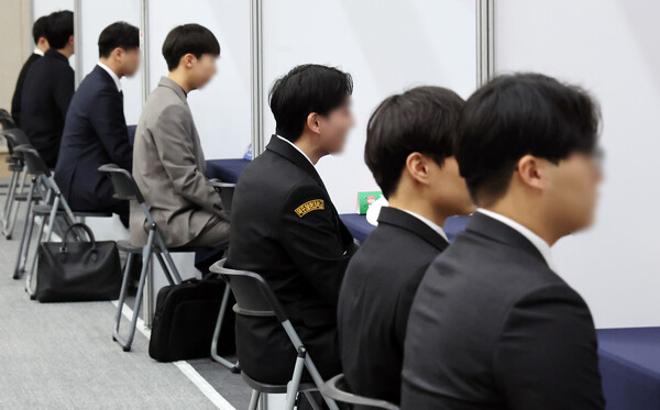 ▲ '2026 해운선사 해기사 취업박람회'에서 해양대, 해사고, 오션폴리텍 졸업생 등이 해운선사의 현장면접을 보고 있다. /뉴시스