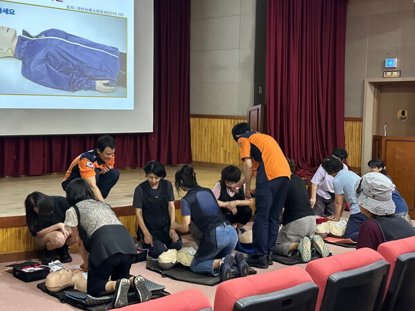 ▲ 시민 대상으로 진행한 심폐소생술(CPR) 교육.