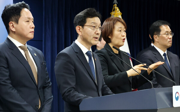 ▲ 윤창렬 국무조정실장이 지난 2월 12일 오후 서울 종로구 정부서울청사에서 '헌법존중 정부혁신 TF 조사결과 발표' 브리핑을 하고 있다. /뉴시스