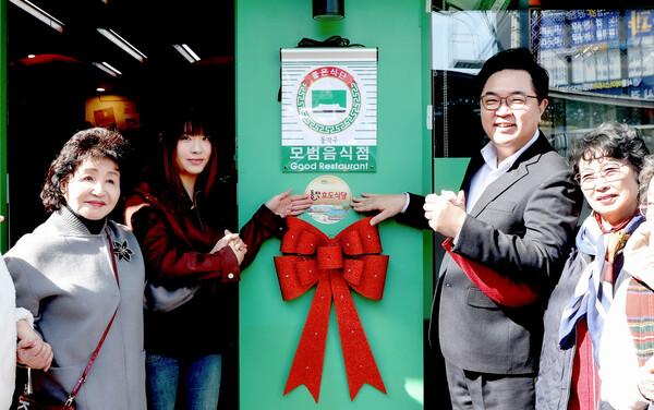 ▲ 박일하 동작구청장이 23일, 상도동에 위치한 중식당 ‘부라문’에서 제1호 효도식당 인증 스티커를 부착하고 있다.