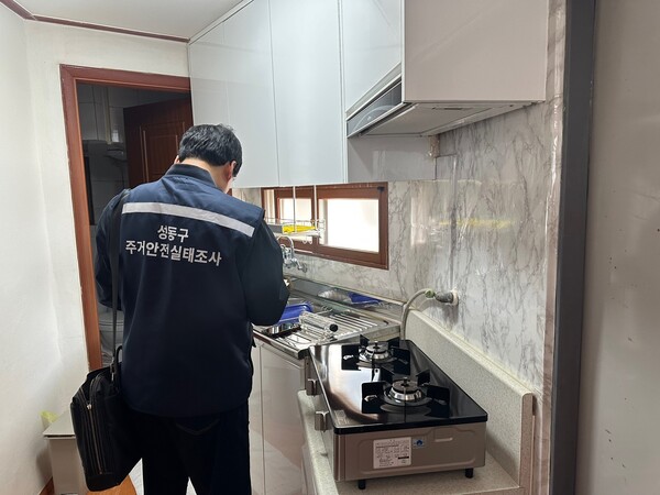 ▲ 전문 건축사의 위험거처 실태조사 모습.