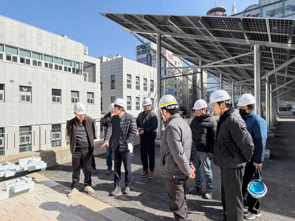 ▲ 용인도시공사 신경철 사장, 동백·보정미르휴먼센터 준공 전 공사추진현황 점검 모습.