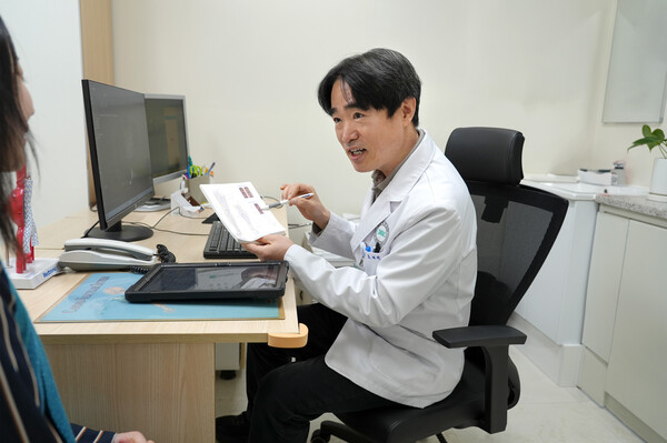 ▲ 분당제생병원 심장혈관흉부외과 조재민 과장이 환자에게 설명하고 있다.