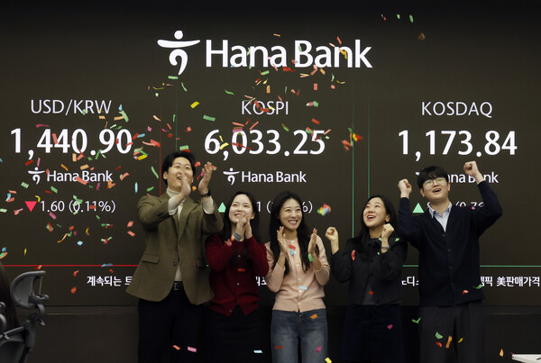 ▲ 서울 중구 하나은행 딜링룸에서 관계자들이 코스피 6000 돌파를 축하하고 있다. /뉴시스