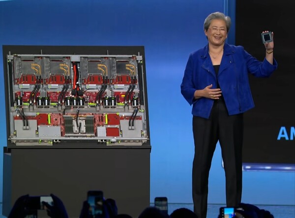 ▲ 리사 수 AMD CEO가 베니션 호텔에서 열린 기조연설에서 차세대 AI 플랫폼 '헬리오스'를 소개하고 있다. (사진=AMD 유튜브) /뉴시스