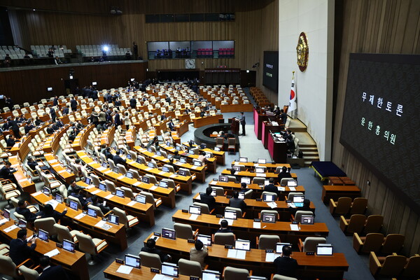 ▲ 윤한홍 국민의힘 의원이 24일 오후 서울 여의도 국회에서 열린 본회의에서 상법 일부개정법률안(대안)에 대한 무제한토론(필리버스터)를 하고 있다. /뉴시스