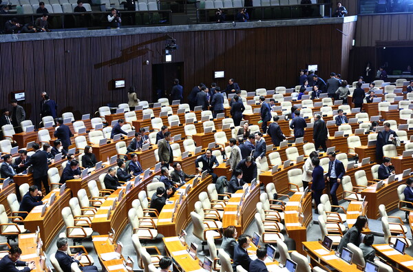 ▲ 상법 개정안 무제한토론 시작, 나가는 민주당. /뉴시스