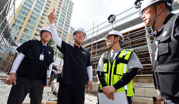 ▲ 김영훈 고용노동부 장관이 지난해 7월 22일 오후 경기도 남양주시 건설공사 현장을 사전 예고 없이 방문, 건설노동자들의 안전실태를 불시 점검하고 있다. (사진=고용노동부 제공)