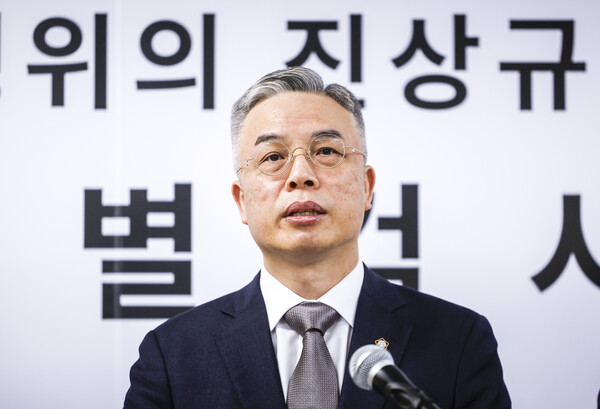 ▲ 권창영 2차 종합특검팀 특별검사가 25일 경기 과천시 2차 종합특검팀 사무실에서 특검보와 대변인을 소개한 뒤 입장문을 발표하고 있다. /뉴시스