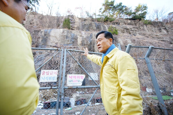 ▲ 이승로 성북구청장이 해빙기 안전점검을 진행하는 모습.