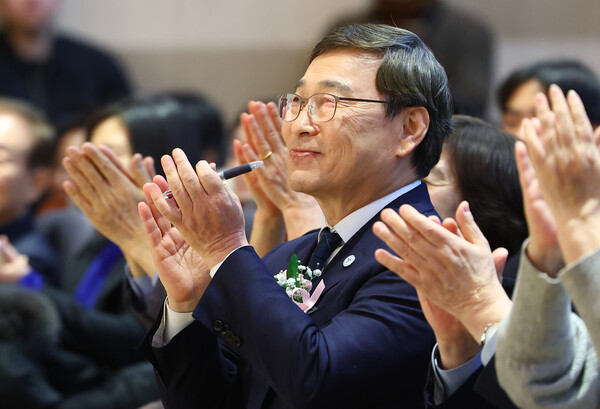 ▲ 정근식 서울시교육감이 7일 서울 서초구 서울교육대학교에서 열린 '정근식, 교육감의 길’ 출판기념회에서 손뼉 치고 있다. /뉴시스