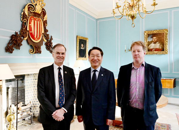 ▲ 유정복 인천광역시장이 25일(현지시간) 영국 케임브리지대학교에서 폴 브리스토 케임브리지셔-피터버러 광역시장(오른쪽), 앤디 파커 케임브리지대 피터하우스 학장(왼쪽)과 협력방안을 논의한 뒤 기념촬영을 하고 있다.