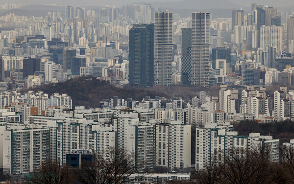 ▲ 지난 24일 서울 중구 남산에서 서울시내 아파트가 보이고 있다. /뉴시스