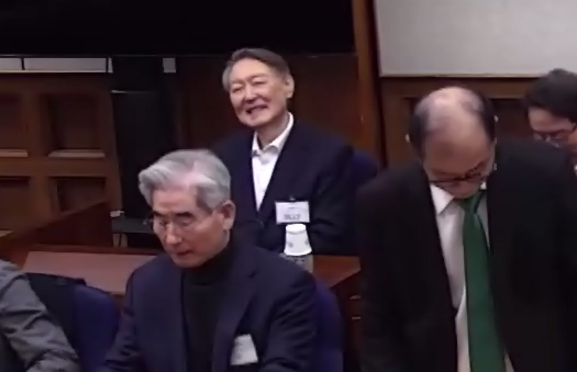 ▲ 윤석열 전 대통령이 10·29 이태원참사 진상규명과 재발 방지를 위한 특별조사위원회(이태원 특조위) 청문회에 불출석 의사를 밝힌 것으로 나타났다. 사진은 윤 (왼쪽 위) 전 대통령이 지난 19일 서울 서초구 서울중앙지방법원에서 열린 내란 우두머리 혐의 사건 1심 선고기일에서 변호인과 대화하며 잠시 미소짓고 있는 모습. (사진= 서울중앙지법 제공)