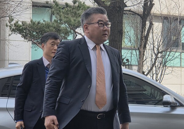 ▲ 감사원의 '서해 공무원 피살 사건' 감사 발표 과정에서 군 기밀 유출 혐의를 받는 유병호 감사위원이 26일 서울경찰청 반부패수사대에 출석하고 있다. /뉴시스