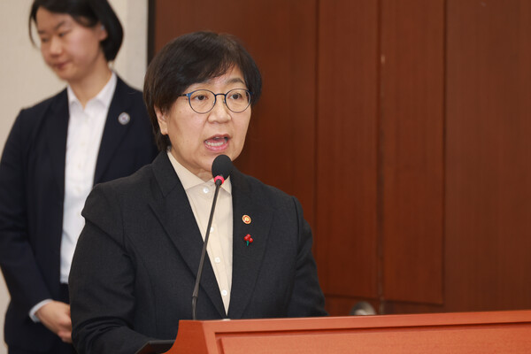 ▲ 정은경 보건복지부 장관이 지난달 7일 서울 여의도 국회에서 열린 보건복지위원회 전체회의에서 법안 통과에 대한 감사인사를 하고 있는 모습. /뉴시스