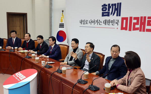 ▲ 면담하는 장동혁 대표와 중진의원들. /뉴시스