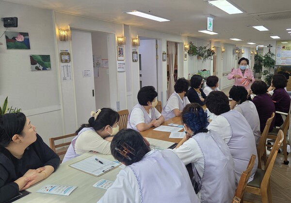 ▲ 요양원 입소자 대상 찾아가는 구강 건강관리 실시 모습.