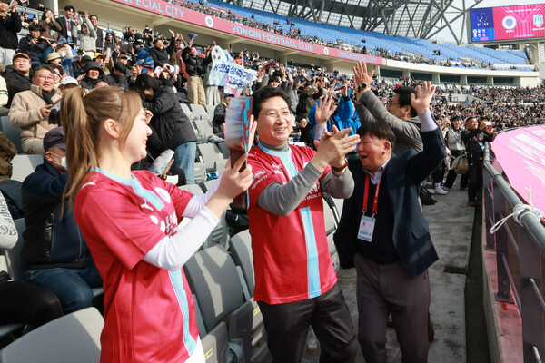 ▲ 이상일 시장이 1일 미르스타디움에서 열린 하나은행 K리그2 홈 개막전에서 응원을 하고 있다.