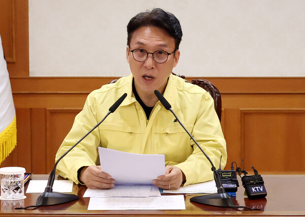 ▲ 김민석 국무총리가 1일 오후 서울 종로구 정부서울청사에서 열린 중동 상황점검 관련 긴급 관계부처회의를 주재하고 있다. /뉴시스