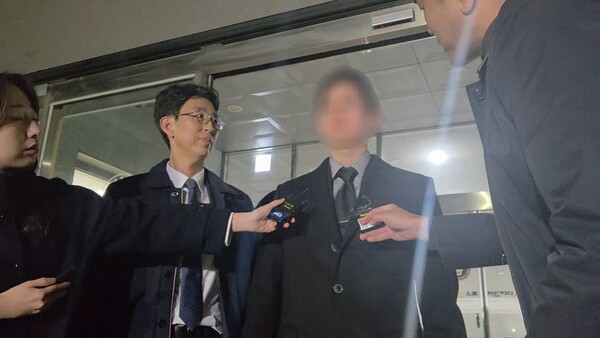 ▲ 김병기 무소속 의원 차남 김모씨가 지난달 25일 업무방해 혐의 피의자 신분으로 약 13시간 조사를 받고 나오고 있다. /뉴시스