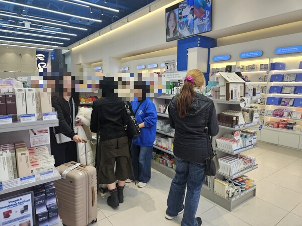 ▲ 지난 2월 26일 서울 중구 명동의 대형 약국에서 외국인 관광객들이 일반의약품과 건강기능식품 등을 살펴보고 있다. /뉴시스