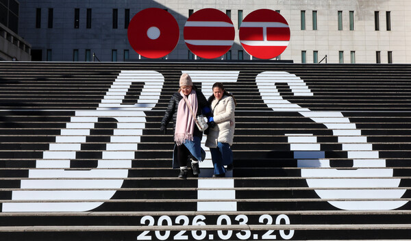 ▲ 지난 1월 6일 오전 서울 종로구 세종문화회관 계단에 방탄소년단(BTS)의 정규 5집의 로고, 발매 일자, 팀명을 이용한 래핑이 되어 있다. /뉴시스