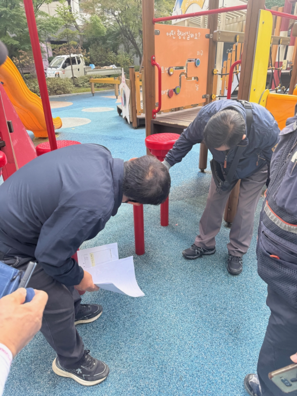 ▲ 어린이놀이시설 안전 점검 실시 모습.