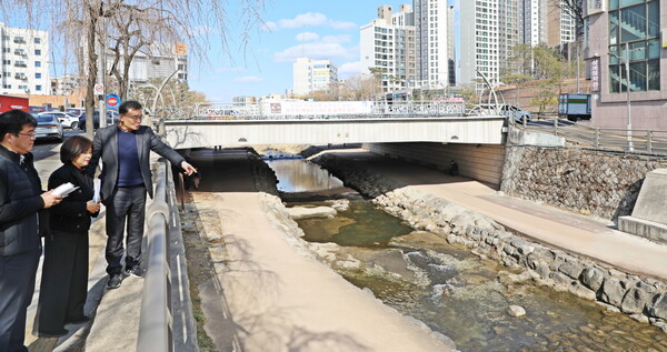 ▲ 황규돈 팔달구청장 수원천 일대 방문 모습.