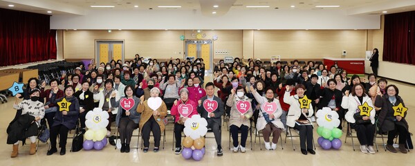 ▲ 남동글벗학교 입학식 단체 사진.