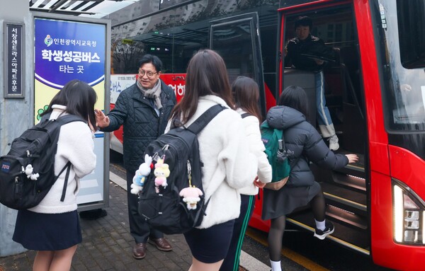 ▲ 도성훈 인천시교육감, 새학기 '학생성공버스' 등교 학생 격려 모습.