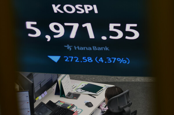 ▲ 서울 중구 하나은행 딜링룸에 코스피 시세가 보이고 있다. /뉴시스