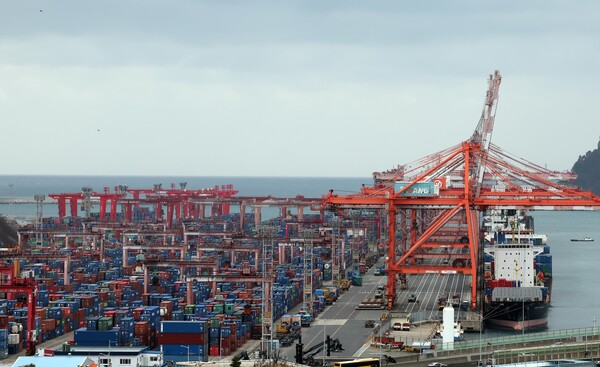 ▲ 부산 남구 신선대 부두 야적장에 수출입 컨테이너가 쌓여 있다. /뉴시스