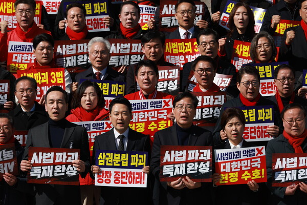 ▲ 국민의힘 장동혁 대표와 송언석 원내대표 등 참가자들이 3일 서울 여의도 국회에서 열린 '자유민주헌정 수호 국민대장정 도보투쟁' 출정식에서 구호를 외치고 있다. /뉴시스