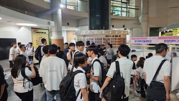▲ 시흥시 2025년 청년 엔지니어 육성을 위한 ‘조기취업형 계약학과 공동 입학 설명회’에 학생들이 참여하고 있다.